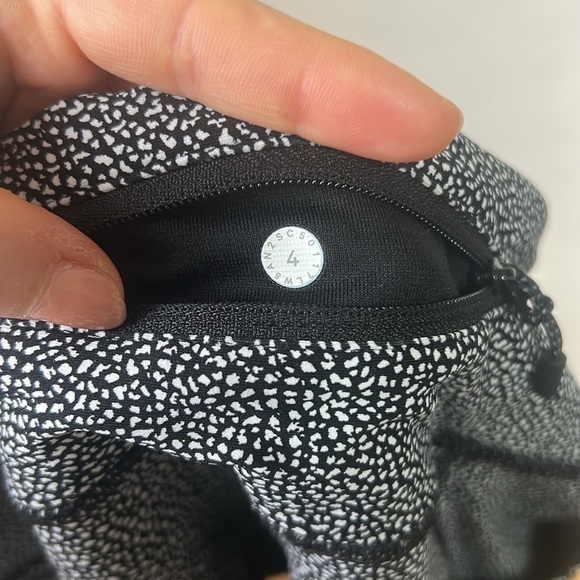 Lululemon Sz 4 Leggings Salt Alpine Black White Print Reflective - Picture 11 of 12